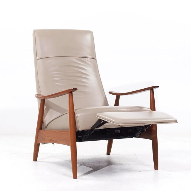 Milo Baughman for Thayer Coggin Mid Century Leather and Walnut Lounge Chair Recliner For Sale - Image 9 of 12