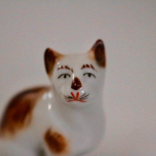 English Vintage Chelsea Style Porcelain Cat Figurine on Green & Gold Plinth For Sale - Image 3 of 9