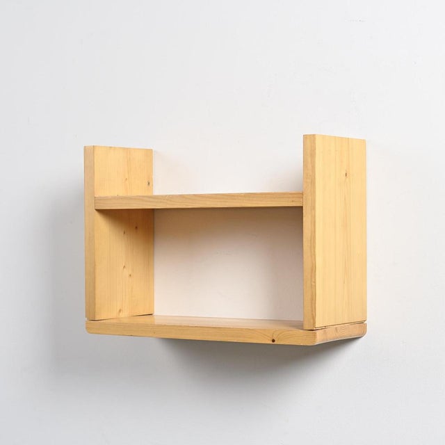 Inverted U-shaped shelf in solid pine, designed in the 1970s to furnish apartments in Les Arcs. It echoes the rounded...