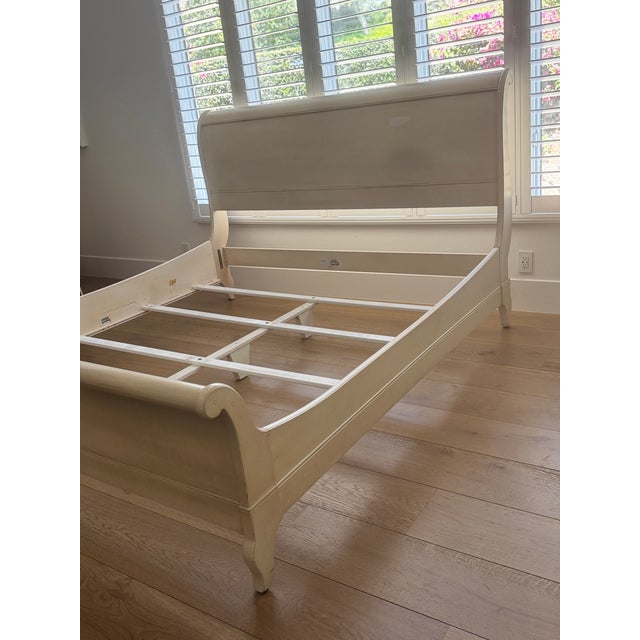 Ethan Allen King Sleigh Bed in good condition. Gardenia Color. Model 3756426