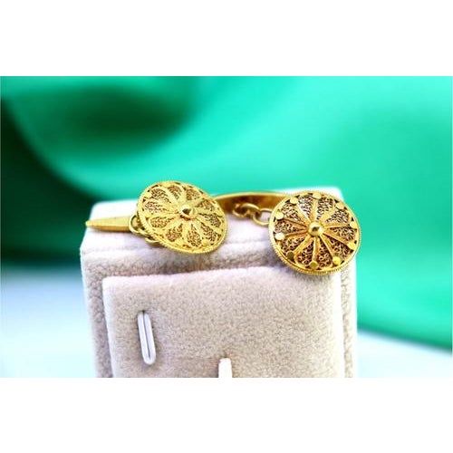 Gold Filigree Cufflinks with Reliefs and Circular Shape, Set of 2 For Sale - Image 3 of 7
