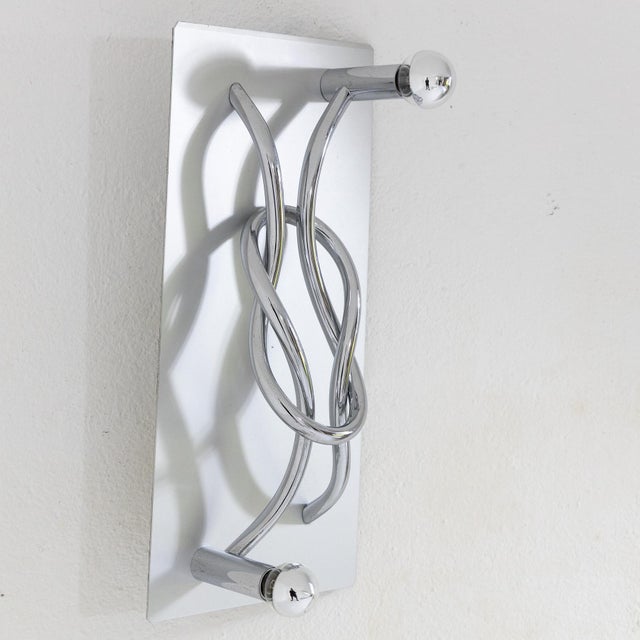 Description Wall lamp model “Nodo d’Amore”, designed by Giacomo Benevelli and produced by Gaetano Missaglia. The structure...