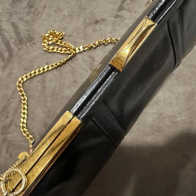 Contemporary A High Quality 1970s Black Leather Italian Shoulder Bag For Sale - Image 3 of 12