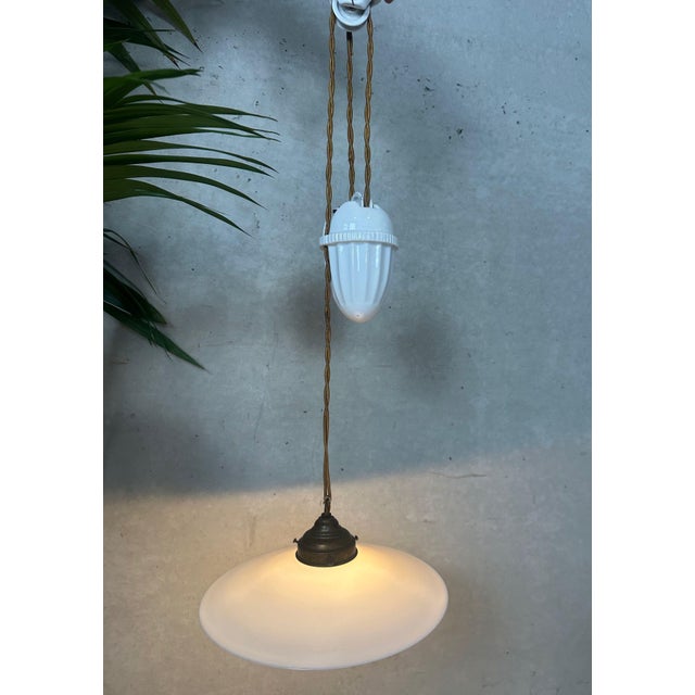 Antique pendant lamp from the 1930s. Porcelain pulley system for stepless length adjustment. Maximum length: 92 cm....