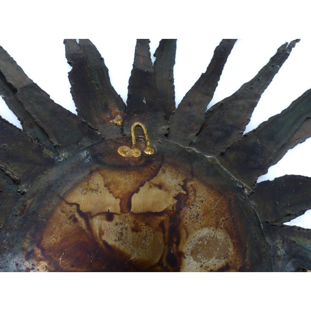 Metal Large Brutalist Sunburst Mirror in Patinated Metal with Gilt Highlights, Europe, 1970 For Sale - Image 7 of 9