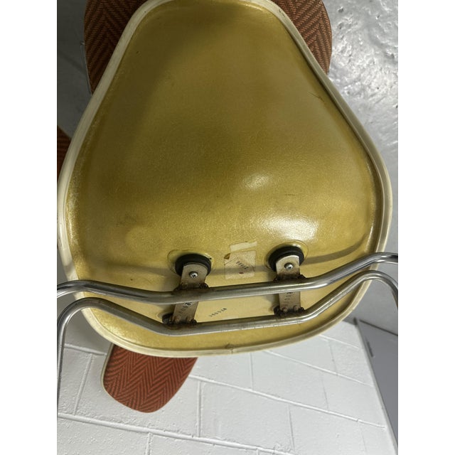 Orange Chairs in Fiberglass by Charles and Ray Eames for Herman Miller, 1980, Set of 4 For Sale - Image 8 of 14