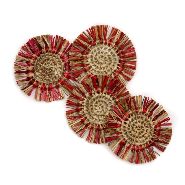 Our Fringe Raffia Coasters are made of raffia and natural material, perfect for a boho chic event for spring and summer!