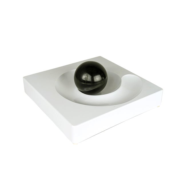 Sculptural Spiros Ashtray in Black Melamine by E. Peduzzi Riva for Artemide, 1968 For Sale - Image 6 of 6