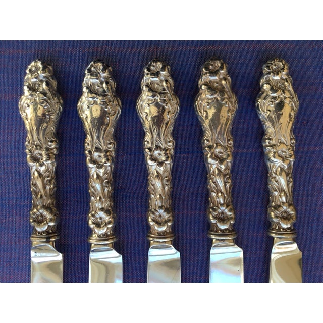 Art Nouveau Five Luncheon Knives With Sterling Silver Handles in the Art Nouveau Lily (1902) Pattern by Frank M. Whiting For Sale - Image 3 of 6