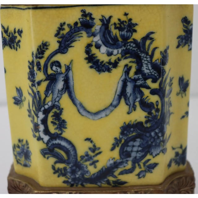 Late 20th Century Vintage Wong Lee 1895 Chinoiserie Rococco Yellow & Blue Porcelain Ormolu Bronze Decorative Container For Sale - Image 5 of 12