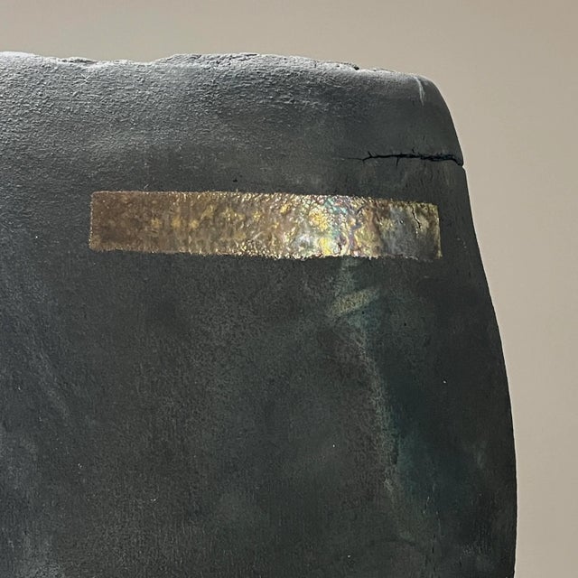 Ceramic 1970s Geraldine Shapiro - Large Brutalist Wood Fired Black Stoneware Vessel, Signed For Sale - Image 7 of 11