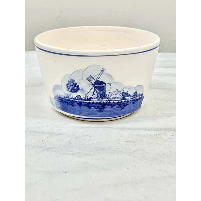 Vintage small Dutch serving bowl. Wonderful blue and white design featuring a windmill. Perfect for display or to serve...