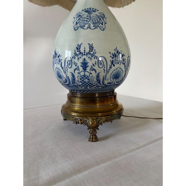 An elegant 19th-century (1850-1880) table lamp, a refined example of the french neoclassical style. The pear-shaped base...