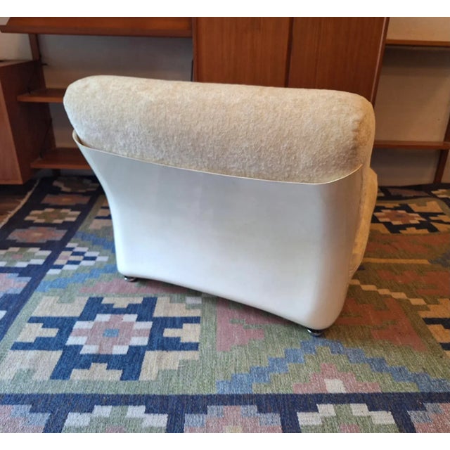 Lounge chair after Mario Bellini's Amanta design, dating from the 1960s. The chairs have a fiberglass base holding 2 large...