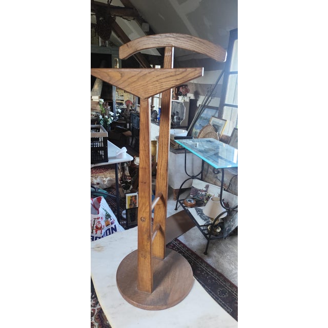 Elegant vintage gentleman’s valet stand crafted in solid oak, believed to date from the 1960s. This sculptural mid-century...