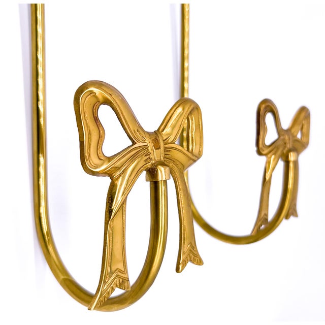 Chapman Manufacturing Company Pair of Vintage Brass Bow Towel / Blanket Holders – Hollywood Regency Style - Wall Hooks & Hangers For Sale - Image 4 of 13
