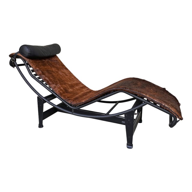 LC4 Chaise Lounge in Cowhide Leather and Black Steel by Le Corbusier, Perriand & Jeanneret for Cassina, 1970s For Sale