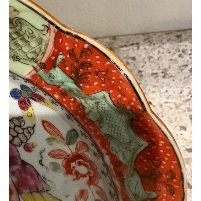 Light Green Important Pair of 18th Century English Worcester Hand-Painted Plates For Sale - Image 8 of 12