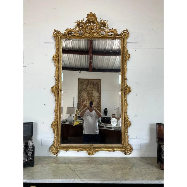 19th Century French Louis XV Carved and Giltwood Mirror With Crest For Sale - Image 16 of 18