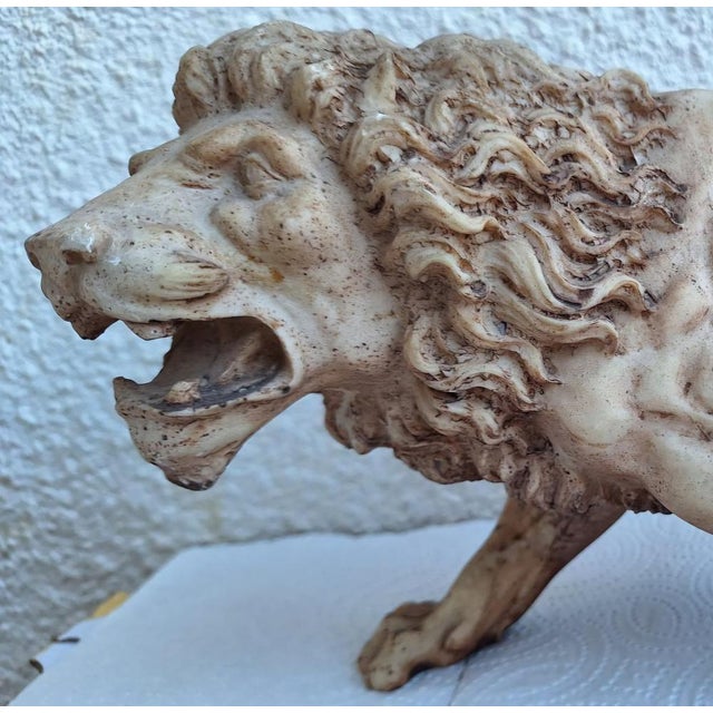 Antique Lion Statue, Alabaster, in Very Good conditions. Designed before 1890