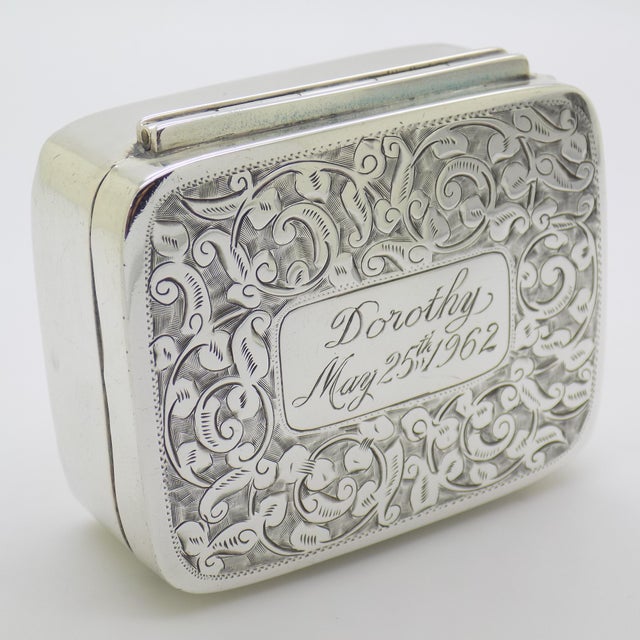 English Vintage British Handmade Genuine Sterling Silver 925 Chiseled Pill Trinket Box For Sale - Image 3 of 17