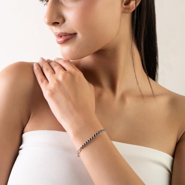 Vintage Bezel Set Sapphire Paperclip Chain Bracelet in 18k Solid Gold For Sale - Image 4 of 13