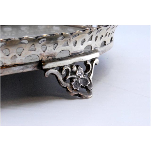 Silver Ticket Stand with Grid and Center Engraved with Floral Motifs, Standing on Three Feet For Sale - Image 3 of 9