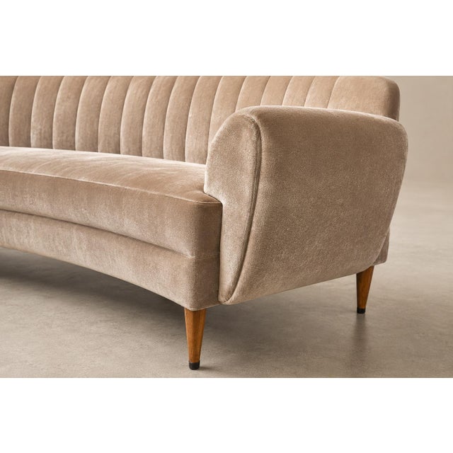 Beige Brazilian Modern Sculptural Curved Sofa in Mohair and Caviúna Wood, 1960s For Sale - Image 8 of 18