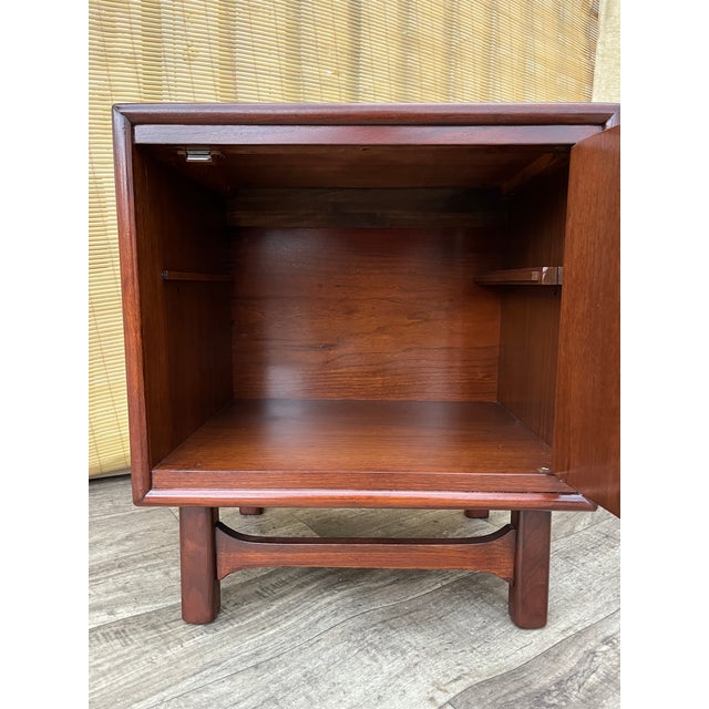 A Pair of Refinished Mid Century Modern Nightstands by Cavalier Furniture. Circa 1960s. For Sale - Image 13 of 18