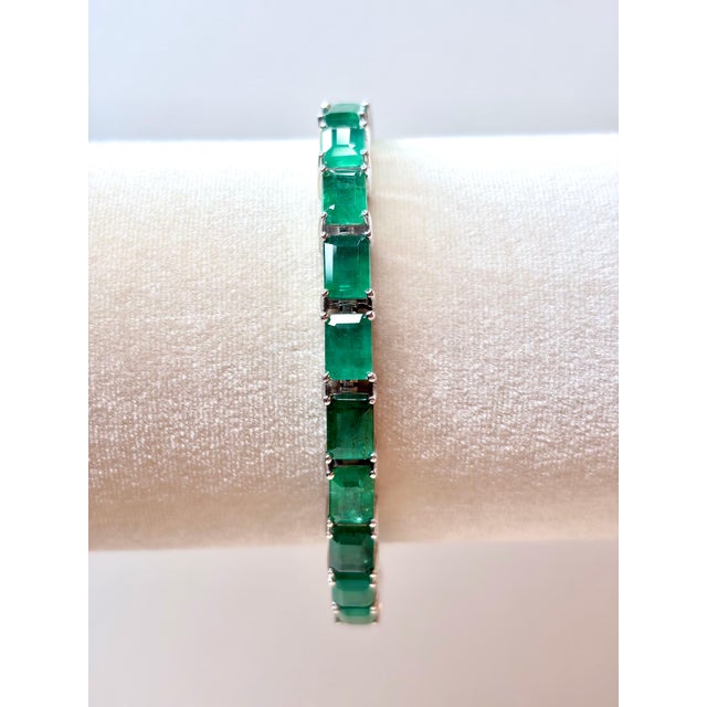 Modern 24 Carat Natural Emerald Tennis Bracelet, 14 Karat White Gold, 21.6gm, 7 Inch For Sale - Image 3 of 8