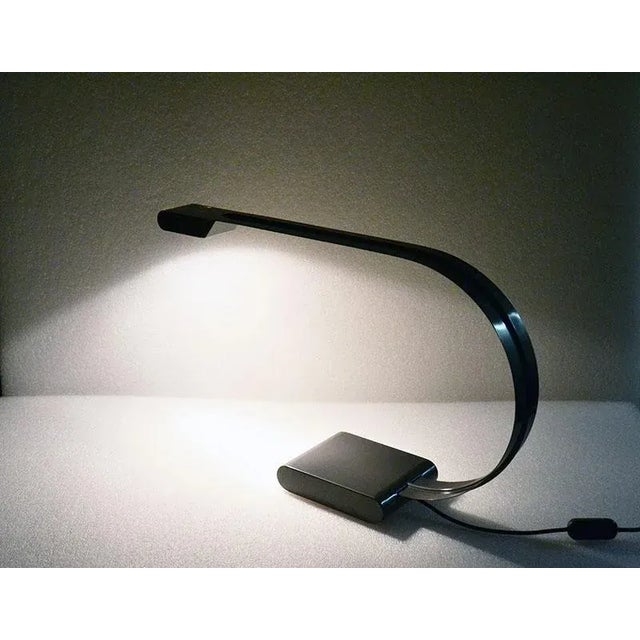 - Halogen table lamp of Italian 1970s production - In lacquered metal with a curved design - Original electrical system...