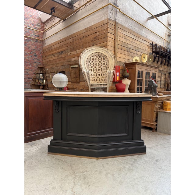 This 1980s bar counter, made of oak and oak veneer, has been fully restored. It features a molded, unfinished wooden top...