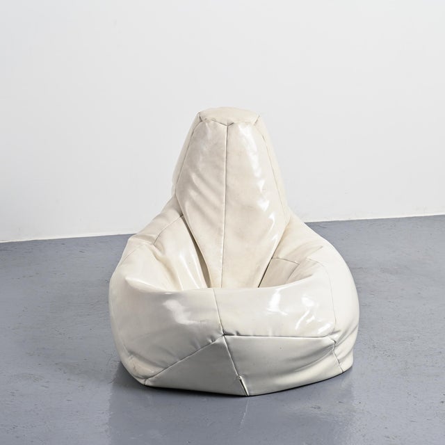 The Sacco pouf, designed in 1968 by Piero Gatti, Cesare Paolini, and Franco Teodoro, and produced by Zanotta. Made of a...