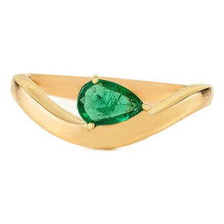 Minimalist 18k Yellow Gold Pear Cut Deep Green Emerald Solitaire Wave Ring Size 5 For Sale