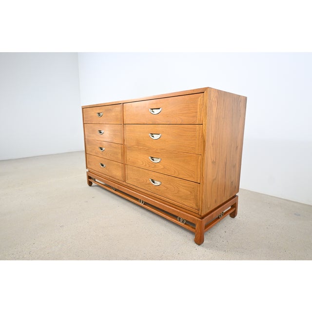 American of Martinsville Michael Taylor Style Mid-Century Modern Oak 8-Drawer Dresser by American of Martinsville For Sale - Image 4 of 15