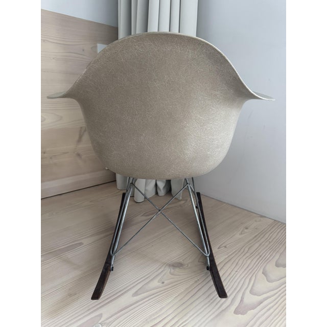 Mid-Century Modern Elephant Grey Rocking Chair by Charles and Ray Eames for Herman Miller, 1965 For Sale - Image 3 of 18