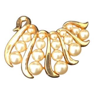 Vintage Crown Trifari Brooch Pearls Descending Size Gold Tone For Sale