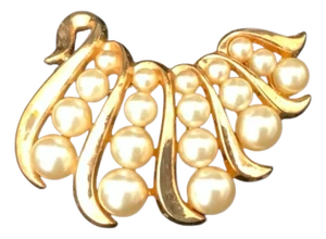 Vintage Crown Trifari Brooch Pearls Descending Size Gold Tone
