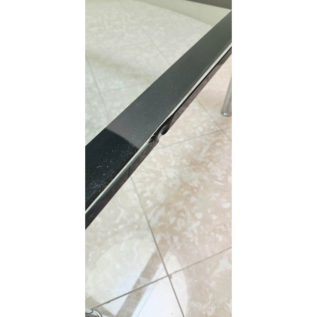 Cassina Lc10 Table en Tube Basse Coffee Table Glass Top Chrome Legs Black Base Le Corbusier Pierre Jeanneret Charlotte Perriand For Sale - Image 11 of 12