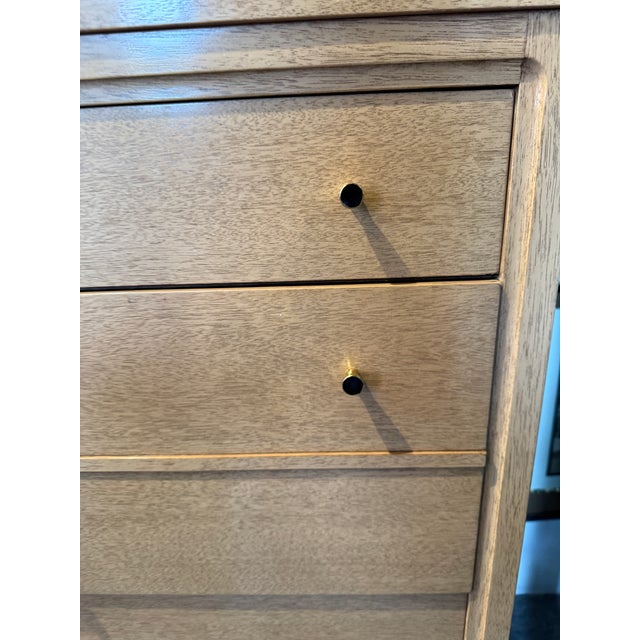 1940s United Furniture Blonde Mahogany Dresser 1940s Five Drawer Chest Black Lucite Hardware For Sale - Image 10 of 10