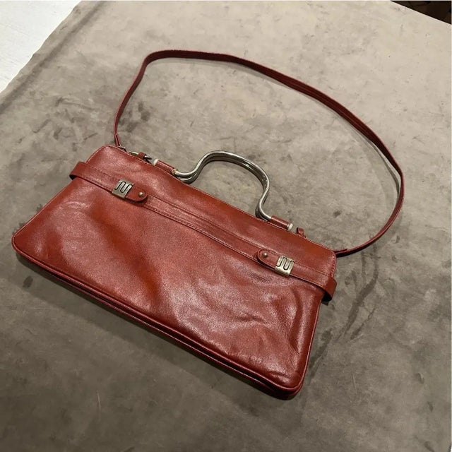 Italian 1970s Red Leather and Silvered Metal Italian Shoulder Bag For Sale - Image 3 of 12