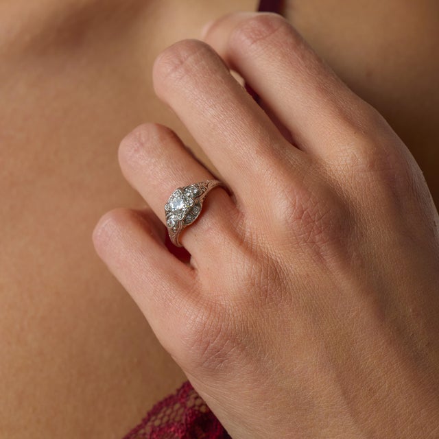 This Art Deco diamond engagement ring is a beautiful antique jewel from the 1930’s, crafted in platinum with a graceful...