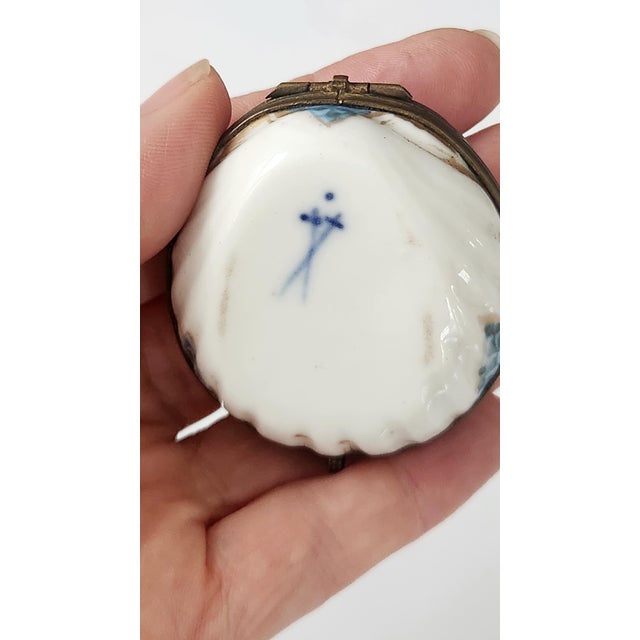 Antique French Limoges Hand-Painted Shell Trinket Box With Gilt Mount, Circa 1900 For Sale - Image 15 of 16