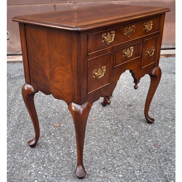Mid 20th Century Hekman Chippendale Style Cross-Banded Mahogany & Satinwood Inlaid Lowboy Commode For Sale In Washington DC - Image 6 of 12