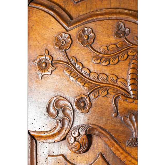 French 1750s Louis XV Walnut Floral Buffet à Deux-Corps from the Loire Valley For Sale - Image 9 of 12