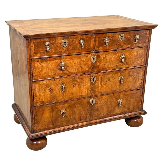 Queen Anne Walnut Chest of Drawers, 1710s For Sale - Image 11 of 12
