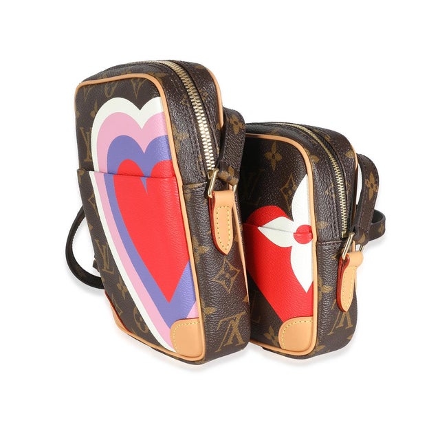 This bag says it all. The Onthego bag from Louis Vuitton is designed for busy lifestyles. Topped with two Toron handles...