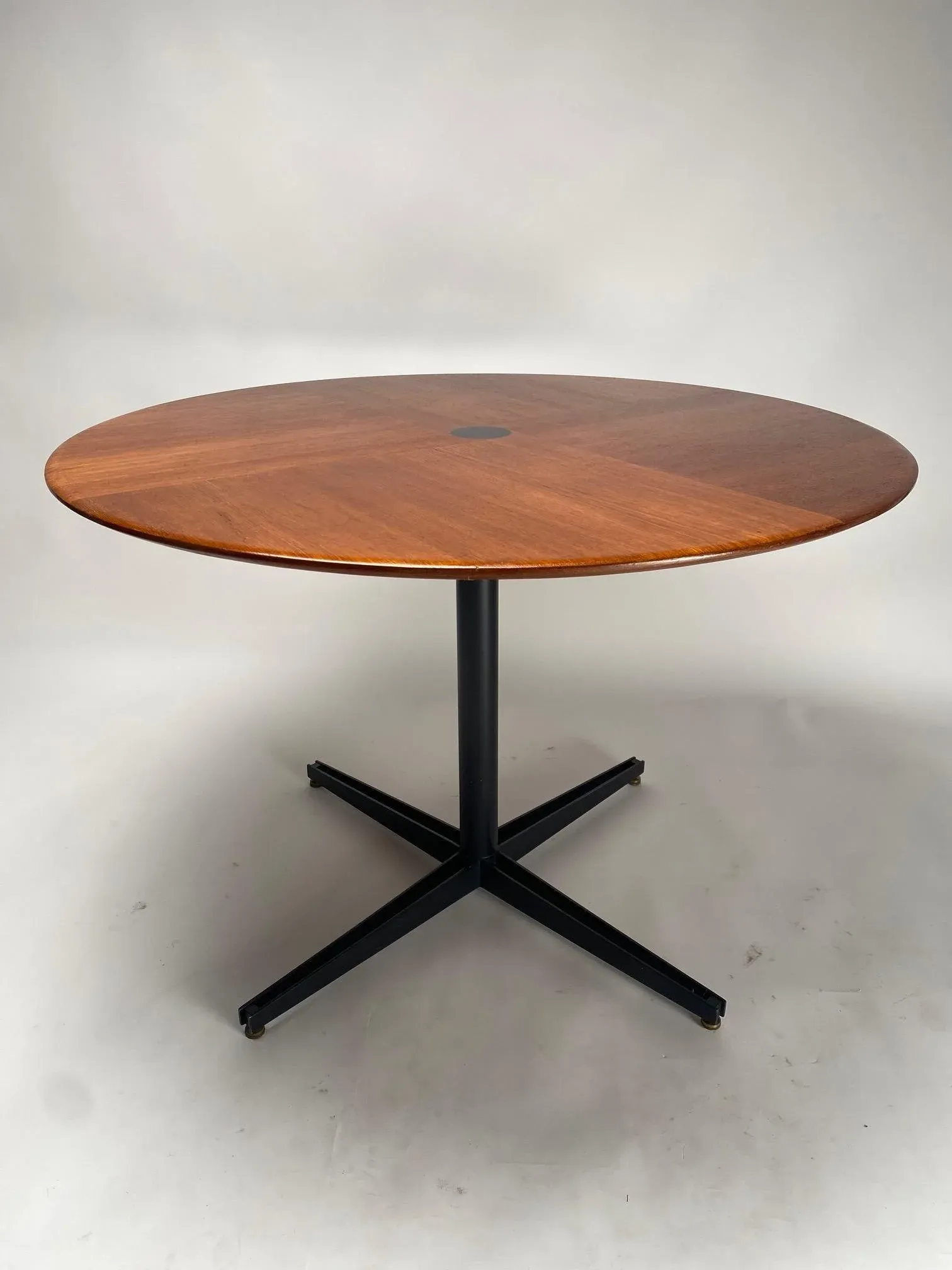 Round Mod. T41 Table in Rosewood attributed to Osvaldo Borsani for