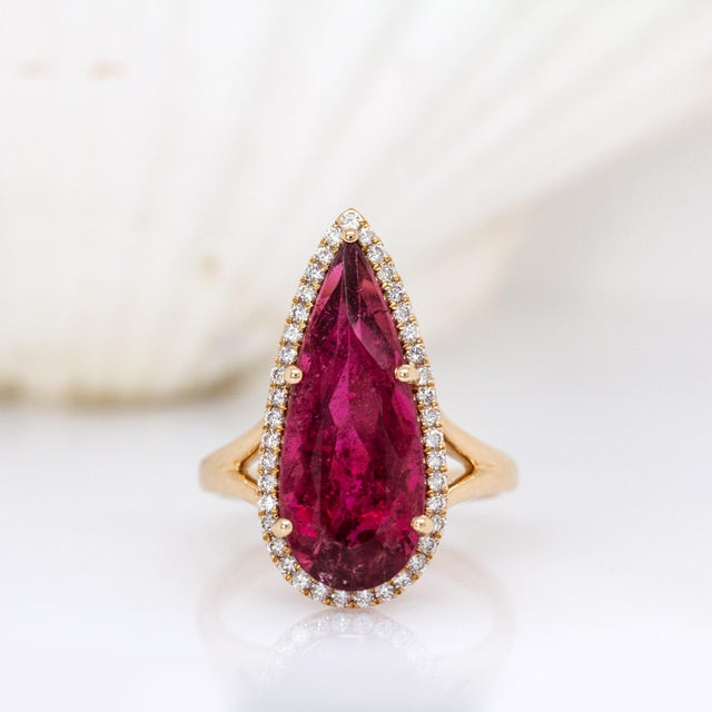 Art Deco 7.75cts Rubellite Tourmaline and Accented Diamond Ring in 14k Solid Yellow Gold For Sale - Image 3 of 7
