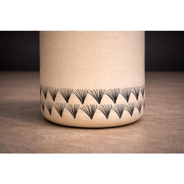 Painted Flower Vase , Mud & Ink, Taller Maya, 2024 For Sale In New York - Image 6 of 8
